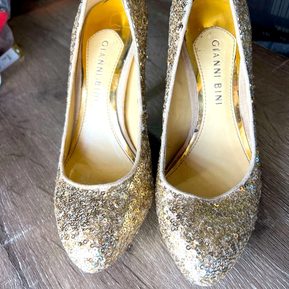 Gianni Bini Gold Glitter sparkle high Heels